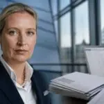 Συμβολική απεικόνιση της Alice Weidel με φόντο έγγραφα και ηλεκτρονική αλληλογραφία