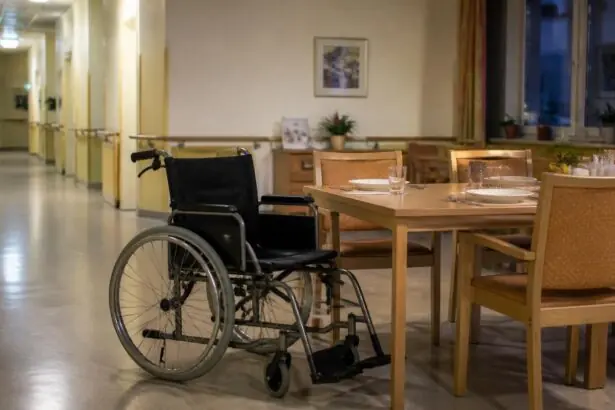 Άδειο αναπηρικό αμαξίδιο δίπλα σε τραπέζι τραπεζαρίας μονάδας φροντίδας ηλικιωμένων.