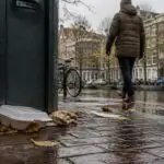 Ποτήρι καφέ μιας χρήσης και δοχεία φαγητού σε κάδο απορριμμάτων στο Άμστερνταμ