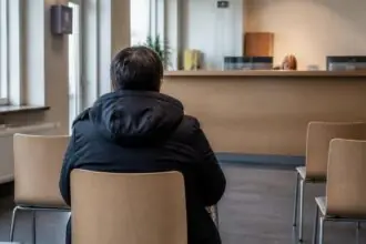 Άτομο περιμένει σε χώρο υποδοχής δημοτικής υπηρεσίας κοινωνικής πρόνοιας στο Βέλγιο