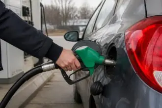 Χέρι ανεφοδιάζει αυτοκίνητο με καύσιμα σε πρατήριο στην Ολλανδία
