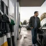 Αντλία καυσίμων και αυτοκίνητο σε πρατήριο βενζίνης στη Γερμανία, σε συμβολική εικόνα.