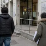 Συμβολική εικόνα επισκεπτών έξω από δημόσιο κτίριο στην Αυστρία για διαδικασίες ασύλου