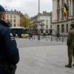 Αστυνομικός και στρατιωτικός με τις στολές τους σε αστικό περιβάλλον του Βελγίου.