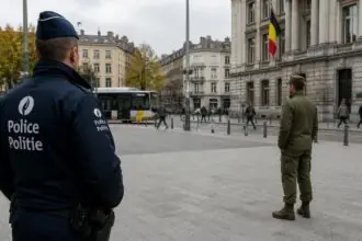 Αστυνομικός και στρατιωτικός με τις στολές τους σε αστικό περιβάλλον του Βελγίου.