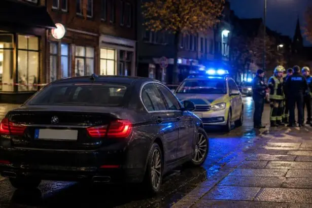 Συμβολική εικόνα με BMW και αστυνομικά οχήματα σε αποκλεισμένο δρόμο γερμανικής πόλης τη νύχτα