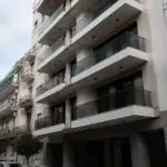 Modernes mehrstöckiges Wohnhaus mit Balkonen in einem Athener Stadtviertel.