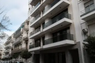 Modernes mehrstöckiges Wohnhaus mit Balkonen in einem Athener Stadtviertel.