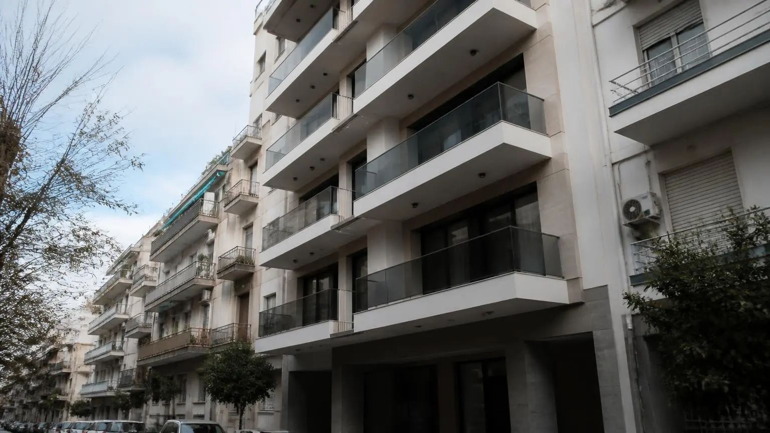 Modernes mehrstöckiges Wohnhaus mit Balkonen in einem Athener Stadtviertel.