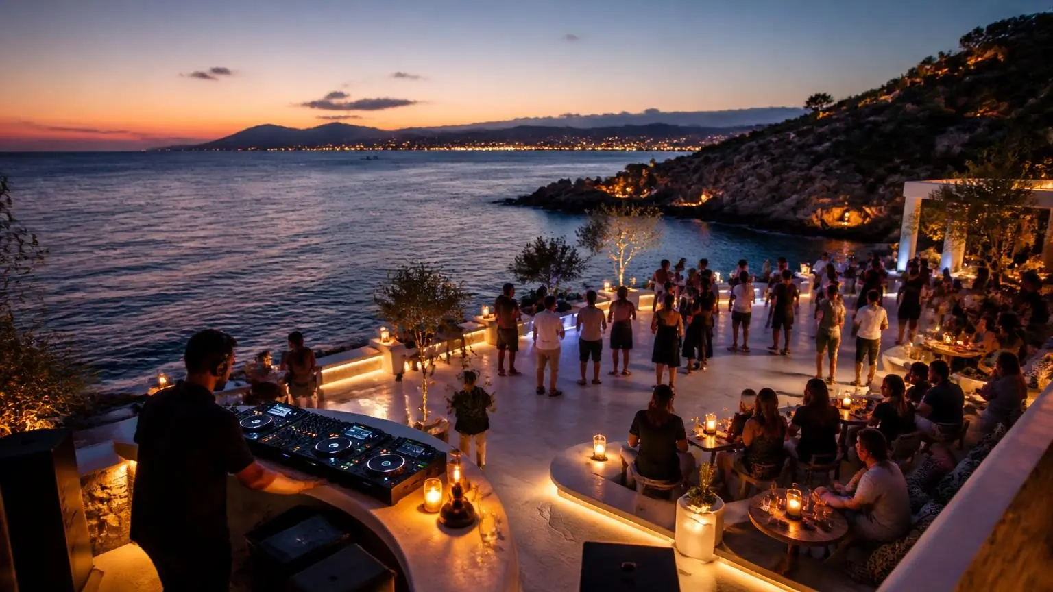 Symbolbild einer beleuchteten Clubterrasse an der Athener Riviera mit Blick auf das Meer