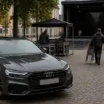 Συμβολική εικόνα αυτοκινήτου Audi μπροστά σε άδειο υπαίθριο χώρο συναυλιών στο Ingolstadt