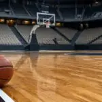 Leeres Basketballfeld in einer Sporthalle als Symbolbild zu Vorwürfen im griechischen Basketball