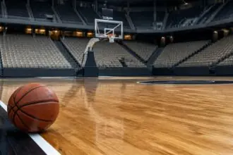 Leeres Basketballfeld in einer Sporthalle als Symbolbild zu Vorwürfen im griechischen Basketball