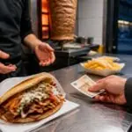 Συμβολική εικόνα ντονέρ και φιλοδωρήματος σε πάγκο καταστήματος εστίασης στο Βερολίνο