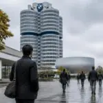 Εργαζόμενοι μπροστά στα κεντρικά γραφεία της BMW στο Μόναχο σε συμβολική απεικόνιση