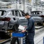 Συμβολική εικόνα εργαζομένου σε γραμμή παραγωγής αυτοκινήτων BMW στο Ρέγκενσμπουργκ