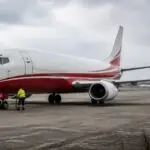 Φορτηγό Boeing 737 σταθμευμένο σε αεροδρόμιο με τεχνικό συντήρησης δίπλα του, σε συμβολική εικόνα.
