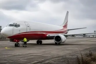 Φορτηγό Boeing 737 σταθμευμένο σε αεροδρόμιο με τεχνικό συντήρησης δίπλα του, σε συμβολική εικόνα.