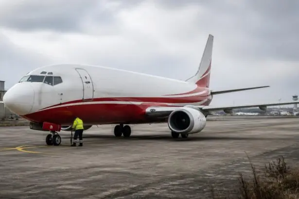 Φορτηγό Boeing 737 σταθμευμένο σε αεροδρόμιο με τεχνικό συντήρησης δίπλα του, σε συμβολική εικόνα.
