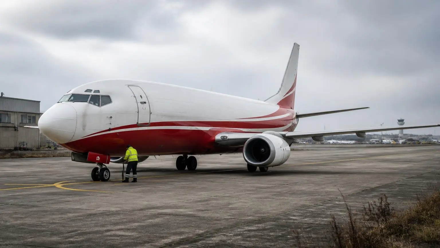 Φορτηγό Boeing 737 σταθμευμένο σε αεροδρόμιο με τεχνικό συντήρησης δίπλα του, σε συμβολική εικόνα.
