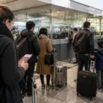 Ταξιδιώτες σε ουρά ελέγχου διαβατηρίων σε συμβολική απεικόνιση στο αεροδρόμιο των Βρυξελλών