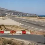 Symbolbild: Start- und Landebahn eines kleinen griechischen Inselflughafens mit Bauarbeiten