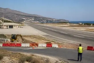 Symbolbild: Start- und Landebahn eines kleinen griechischen Inselflughafens mit Bauarbeiten