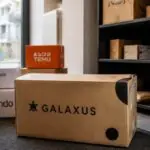 Δέματα από ηλεκτρονικά καταστήματα συγκεντρωμένα σε χώρο παραλαβής στην Ελβετία.