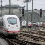 Συμβολική εικόνα τρένου ICE της Deutsche Bahn σε πυκνό σιδηροδρομικό δίκτυο της Γερμανίας