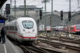 Συμβολική εικόνα τρένου ICE της Deutsche Bahn σε πυκνό σιδηροδρομικό δίκτυο της Γερμανίας