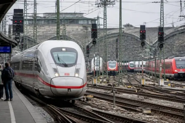 Συμβολική εικόνα τρένου ICE της Deutsche Bahn σε πυκνό σιδηροδρομικό δίκτυο της Γερμανίας
