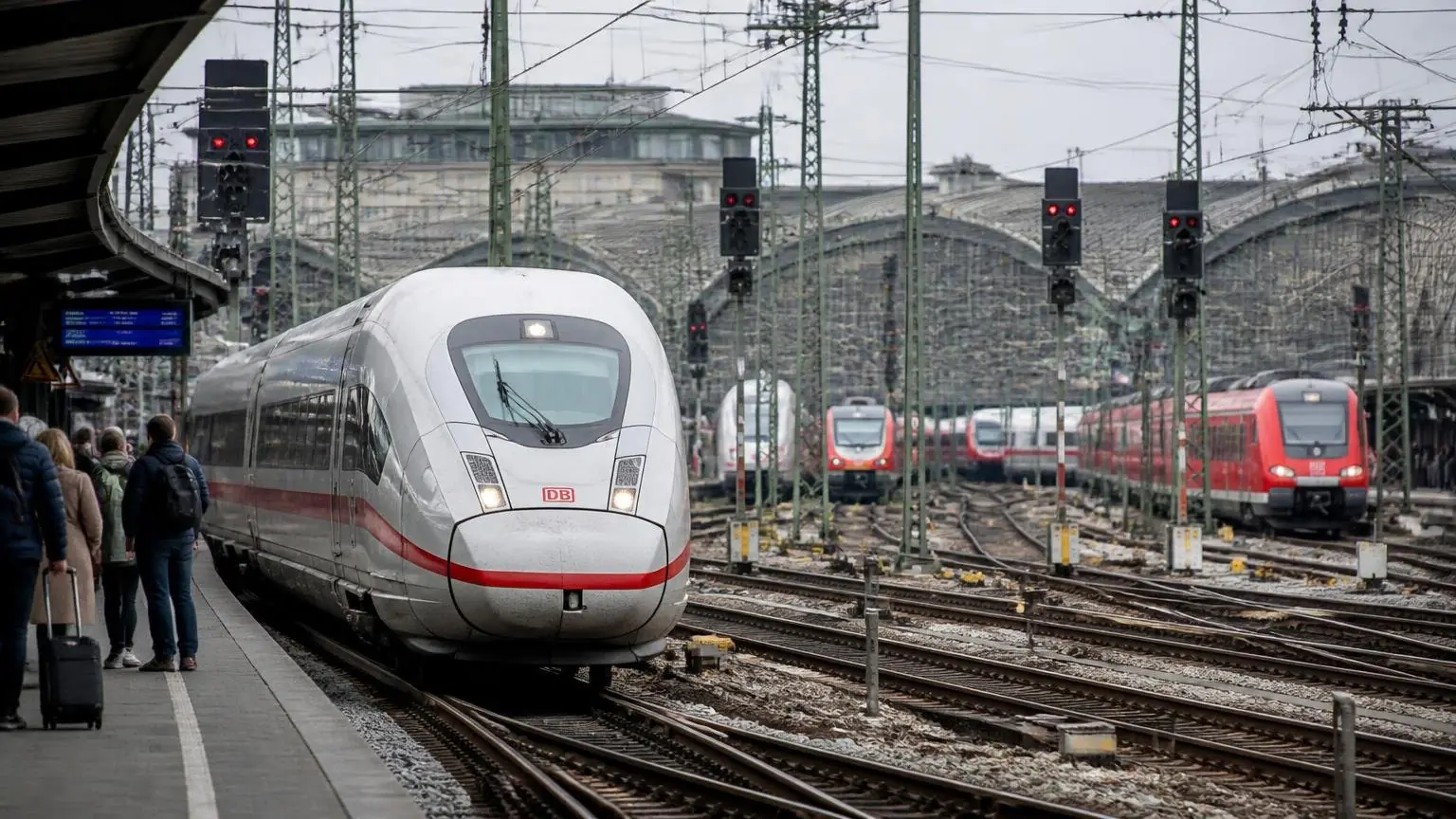 Συμβολική εικόνα τρένου ICE της Deutsche Bahn σε πυκνό σιδηροδρομικό δίκτυο της Γερμανίας