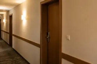 Άδειος διάδρομος ξενοδοχείου με κλειστή πόρτα δωματίου