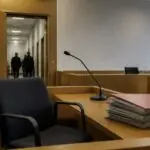 Συμβολική εικόνα άδειας αίθουσας γερμανικού δικαστηρίου για την υπόθεση των βιασμών στο Βερολίνο