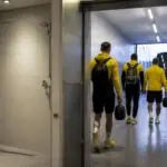 Συμβολική απεικόνιση ποδοσφαιριστών της Ντόρτμουντ που απομακρύνονται από τα αποδυτήρια γηπέδου στο Μπακού