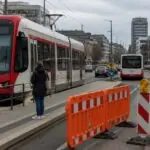 Συμβολική εικόνα αστικού συρμού και λεωφορείου αντικατάστασης κοντά σε εργοτάξιο στο Ντόρτμουντ