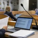 Συμβολική απεικόνιση προετοιμασίας κοινοβουλευτικής ομιλίας με φορητό υπολογιστή στην Ολλανδία