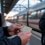 Συμβολική απεικόνιση ελέγχου ταυτότητας δίπλα σε τρένο στον σιδηροδρομικό σταθμό της Βασιλείας