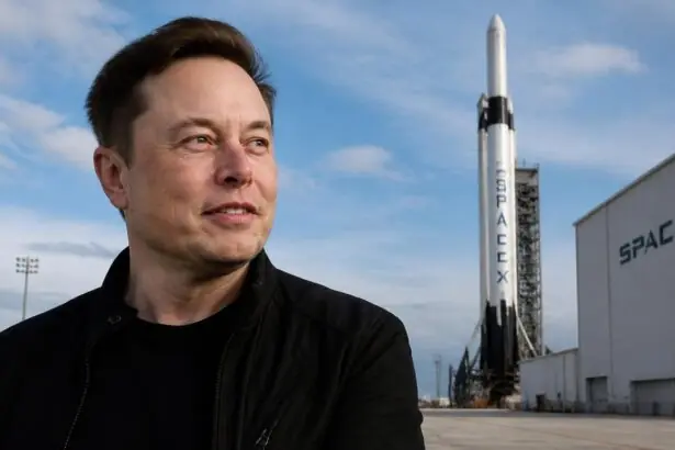 Ο Elon Musk μπροστά από εγκαταστάσεις διαστημικών εκτοξεύσεων με πύραυλο της SpaceX στο βάθος.