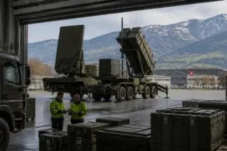 Αντιαεροπορικός εξοπλισμός Patriot σε χώρο στρατιωτικής εφοδιαστικής με αλπικό φόντο, συμβολική εικόνα για την προμήθεια της Ελβετίας