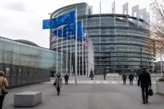 Σημαίες της Ευρωπαϊκής Ένωσης μπροστά από το Ευρωπαϊκό Κοινοβούλιο στο Στρασβούργο