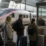 Επιβάτες περιμένουν για έλεγχο διαβατηρίων σε ολλανδικό σιδηροδρομικό σταθμό δίπλα σε τρένο υψηλής ταχύτητας