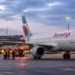 Eurowings-Flugzeug am Flughafen Düsseldorf mit Rettungswagen und Feuerwehr nach medizinischem Notfall auf einem Flug aus Rhodos.