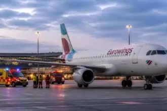 Eurowings-Flugzeug am Flughafen Düsseldorf mit Rettungswagen und Feuerwehr nach medizinischem Notfall auf einem Flug aus Rhodos.