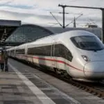 Σύγχρονο τρένο υψηλής ταχύτητας σε ευρωπαϊκό σιδηροδρομικό σταθμό
