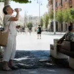 Πολίτες αναζητούν σκιά σε ευρωπαϊκή πόλη κατά τη διάρκεια ακραίας καλοκαιρινής ζέστης