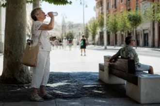 Πολίτες αναζητούν σκιά σε ευρωπαϊκή πόλη κατά τη διάρκεια ακραίας καλοκαιρινής ζέστης
