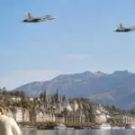 Δύο μαχητικά F/A-18 σε συμβολική απεικόνιση πτήσης πάνω από τη Λουκέρνη της Ελβετίας