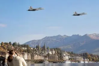 Δύο μαχητικά F/A-18 σε συμβολική απεικόνιση πτήσης πάνω από τη Λουκέρνη της Ελβετίας