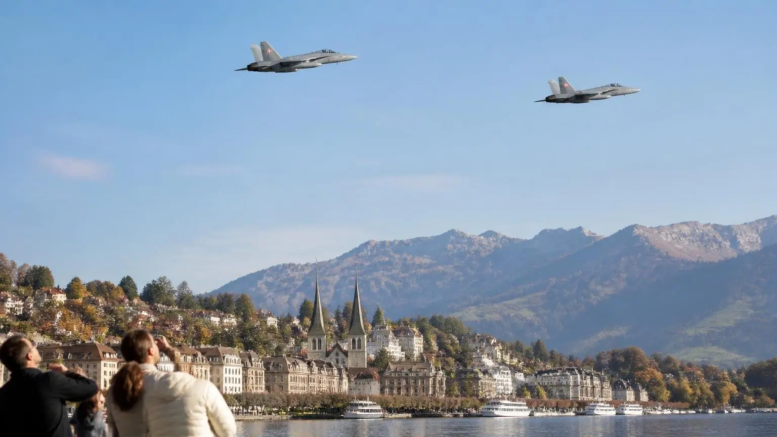 Δύο μαχητικά F/A-18 σε συμβολική απεικόνιση πτήσης πάνω από τη Λουκέρνη της Ελβετίας